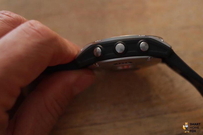 Man sieht die Tasten der Garmin Fenix 7 auf der linken Seite.